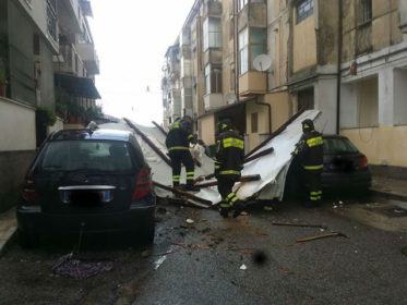 Tetto divelto dal maltempo tra le palazzine popolari di via Cilea (FOTO) 68 cilea4