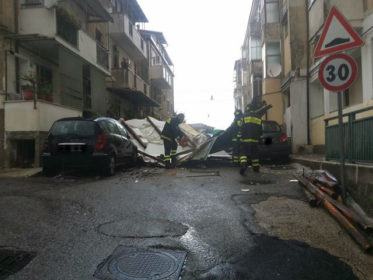 Tetto divelto dal maltempo tra le palazzine popolari di via Cilea (FOTO) 69 cilea5