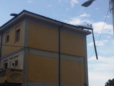 Tetto divelto dal maltempo tra le palazzine popolari di via Cilea (FOTO) 70 cilea6