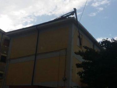 Tetto divelto dal maltempo tra le palazzine popolari di via Cilea (FOTO) 72 cilea8