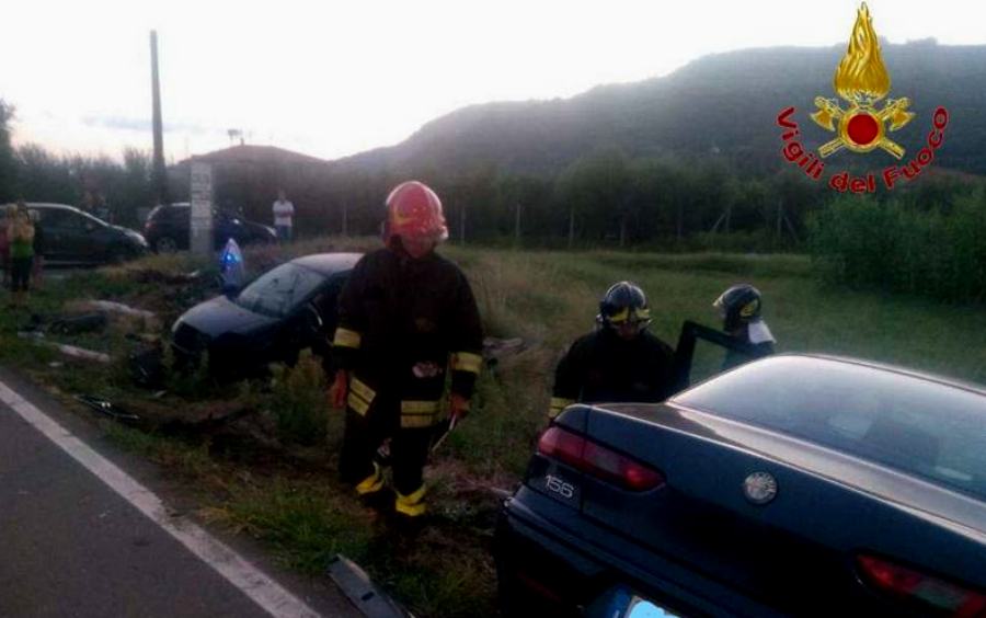 Scontro frontale tra due auto che finiscono fuori strada, due feriti 54 incidente pizzo citroen alfa 2