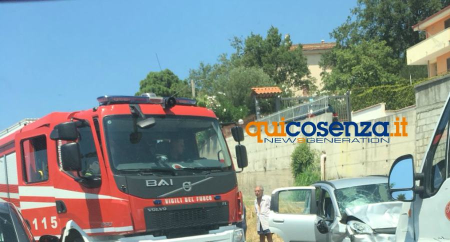 Scontro frontale nei pressi del carcere di San Lucido sulla SS 18 54 incidente san lucido strada bloccata 18 02