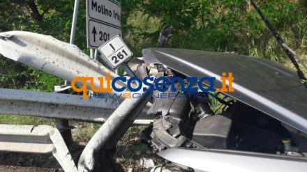 Auto sbanda e finisce contro il guardrail, a bordo un bambino di pochi mesi (Foto) 58 incidentea22