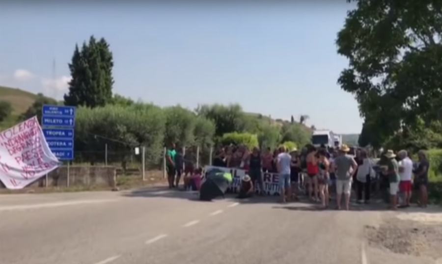 Sit in di protesta sulla Statale 18, per le condizioni del mare, il degrado e la spazzatura 54 protesta statale 18 nicotera 2