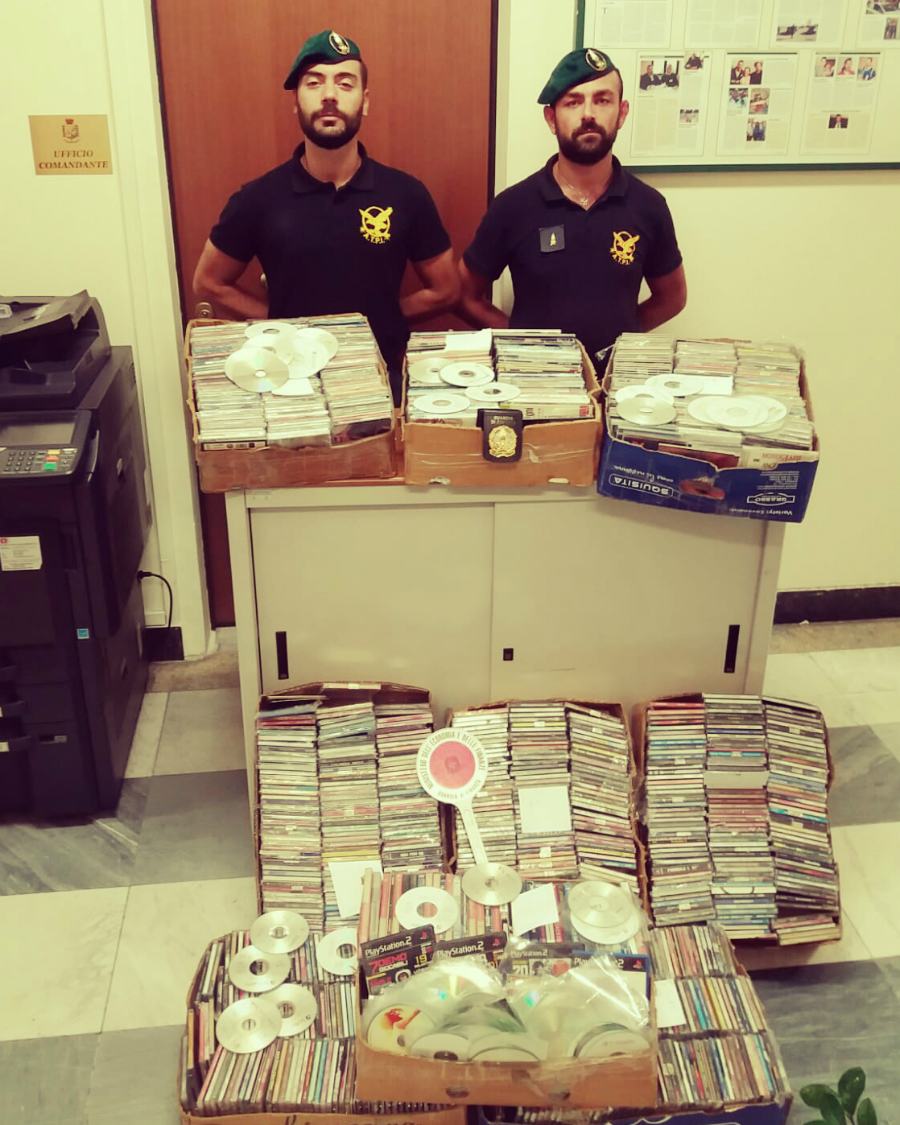 Cd musicali contraffatti, la Finanza ne sequestra mille 54 cd contraffatti finanza 02