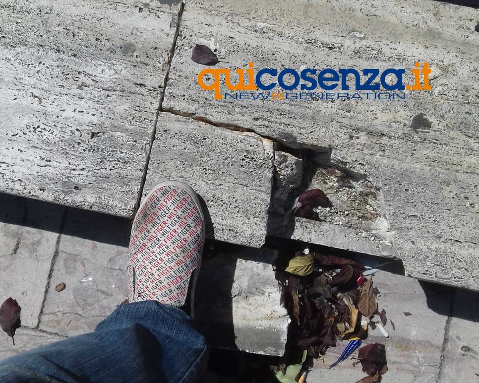 La 'malamovida' colpisce ancora, danni alle scale della Chiesa di Santa Teresa 58 gradino scalinate santa teresa danneggiato 04