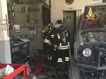 FOTONOTIZIA - Incendio divampa all'interno di un'autocarrozzeria 54 incendio 1