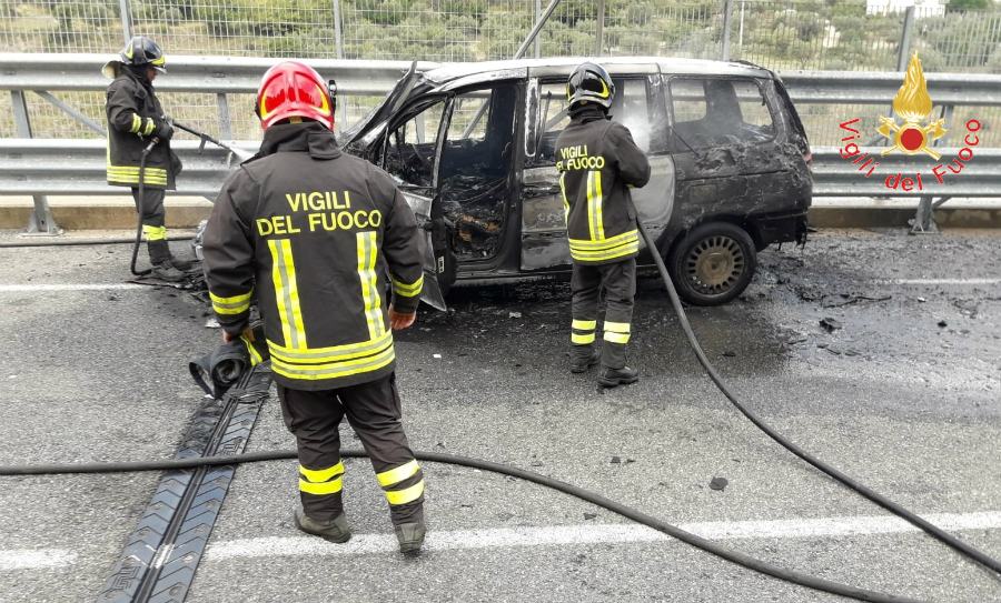 Auto prende fuoco mentre transita sulla Provinciale, in salvo il conducente 54 incendio auto