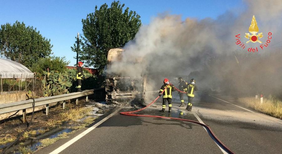 Autoarticolato in fiamme sulla Statale 18, disagi al traffico (FOTO) 57 incendio lamezia ss 18