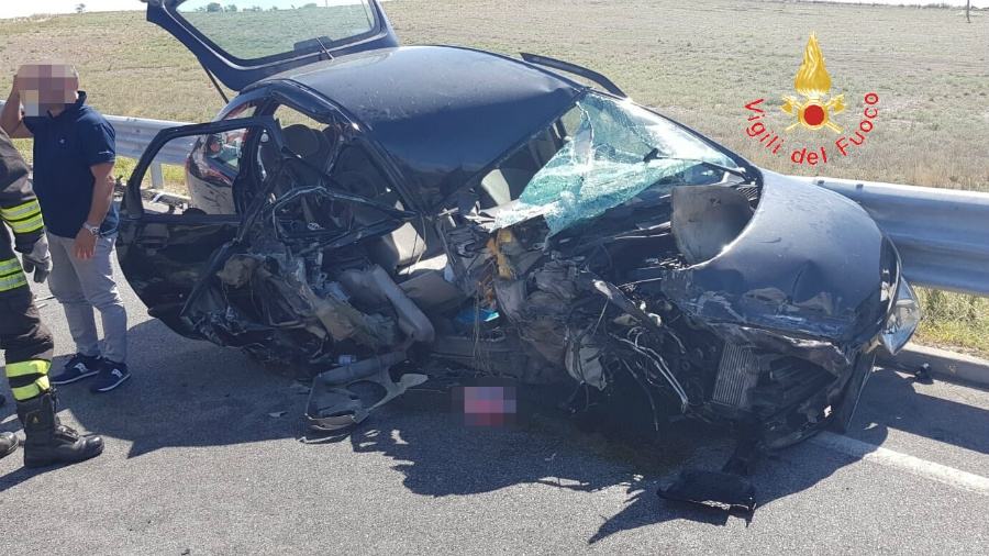 Incidente stradale, 17enne rimane incastrata tra le lamiere 54 incidente Cropani sersale Cz 2