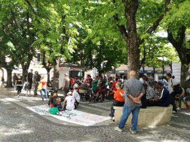 Senzatetto minacciati di sgombero assediano la Prefettura di Cosenza 54 presidio2