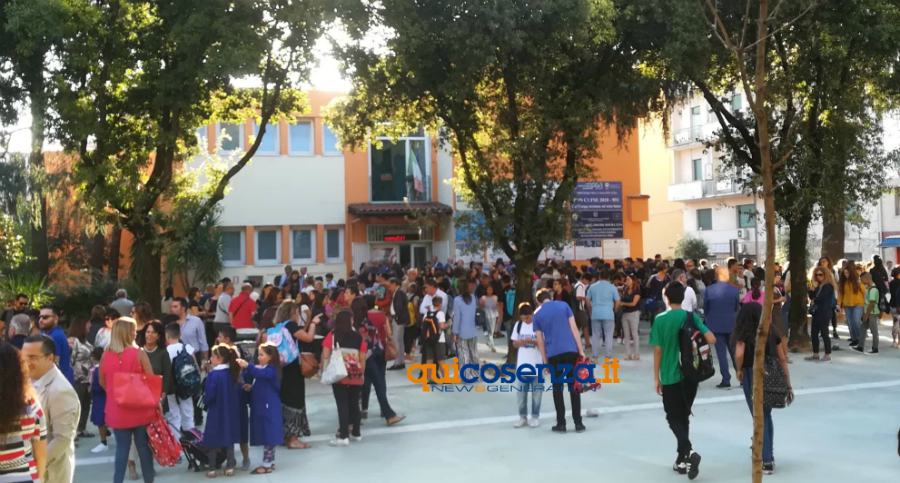 Primo giorno di scuola a Cosenza, prova traffico superata su via Misasi. 'Bocciata' via Popilia (FOTO) 77 scuola zumbini primo giorno