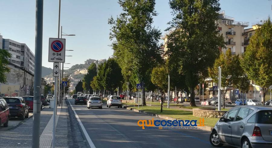 Primo giorno di scuola a Cosenza, prova traffico superata su via Misasi. 'Bocciata' via Popilia (FOTO) 83 traffico viale mancini 02
