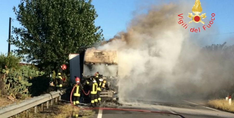 Autoarticolato in fiamme sulla Statale 18, disagi al traffico (FOTO) 56 vigili fuoco tir lamezia 03