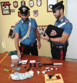 Controllava le palazzine di via degli Stadi con telecamere e radio scanner per spacciare 'sereno' 54 Foto arresto Carabinieri Rende.