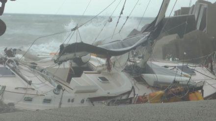Imbarcazione arenata a riva, avvistata una salma in acqua (Foto e Video) 75 e4160923 9cae 40a9 bd01 3ba95fe876e7
