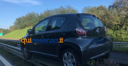 incidente a2 rogliano auto su spartitraffico 01