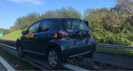 incidente a2 rogliano auto su spartitraffico 02