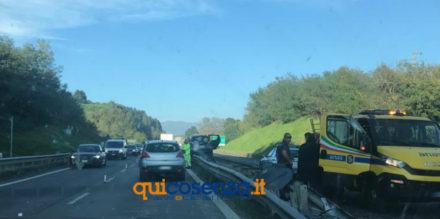 incidente a2 rogliano auto su spartitraffico 05
