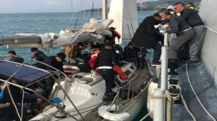 Barca a vela immigrati Palizzi 01