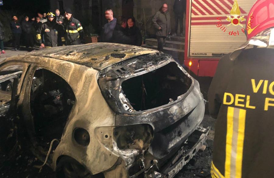 auto incendiata 02