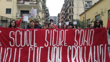 Studenti in piazza a Cosenza contro il Governo: «Le scuole sicure sono quelle che non crollano» 57 corteo cosenza1