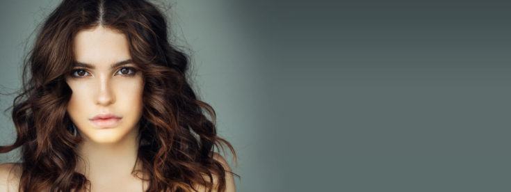 modella con capelli castani mossi