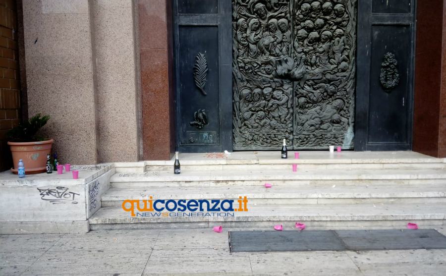 La Chiesa di Santa Teresa, dall'alcol ai "graffiti della movida" 56 santa teresa scritte sui gradini chiesa 01