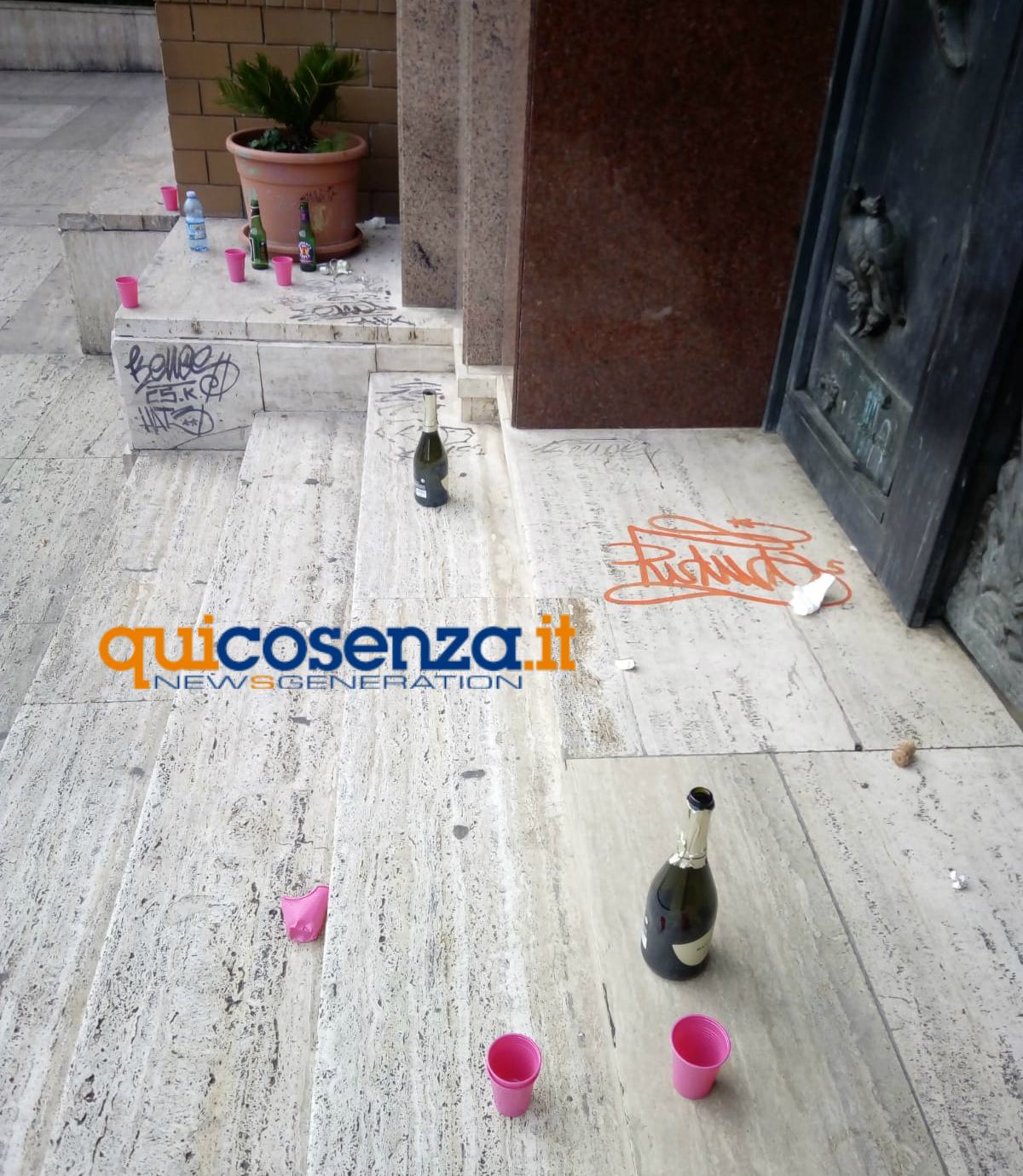 La Chiesa di Santa Teresa, dall'alcol ai "graffiti della movida" 57 santa teresa scritte sui gradini chiesa 03