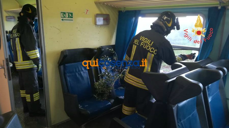 Tromba d'aria investe un treno locale, due passeggeri portati in ospedale 56 treno tromba aria 03