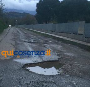 LA SEGNALAZIONE - Buche, pericoli e lavori mai ultimati in via dell'Accoglienza (FOTO) 58 via dellaccoglienza 03