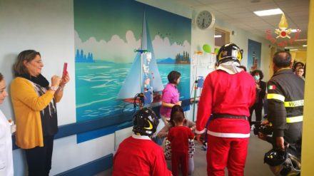 I bimbi in oncologia festeggiano con i vigili del fuoco 63 0 3
