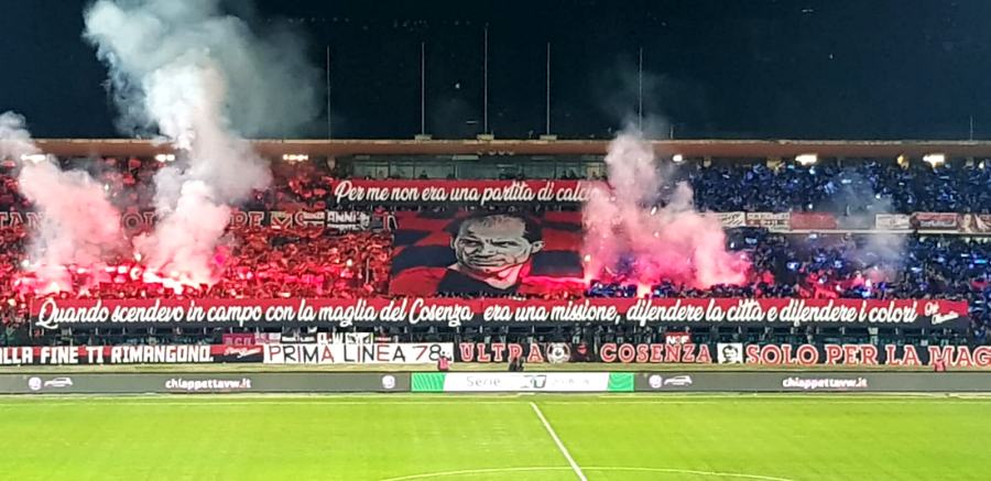 Cosenza, niente botti di fine anno. I rossoblu ci provano ma con la Salernitana è 0-0 54 Coreografia