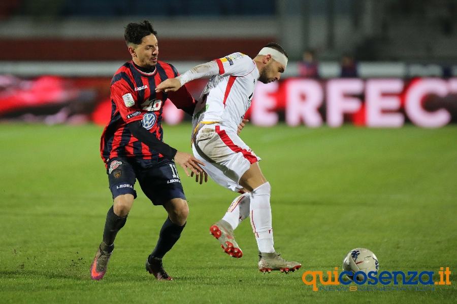 Battaglia nel "fango" del Marulla. Il Cosenza ci prova ma col Benevento finisce senza reti 54 Cosenza Benevento06 1