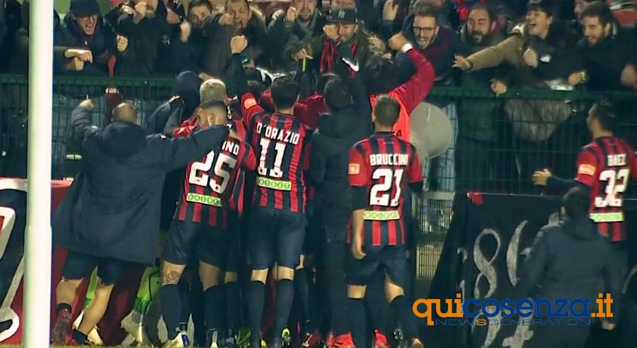 Cosenza vittoria pazzesca. L'incornata di Garritano in pieno recupero stende il Padova 65 Cosenza padova1