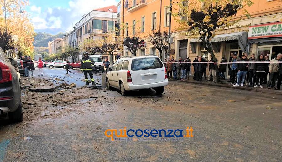 Cosenza, salta la condotta e crolla la strada: caos "politico", accuse e famiglie senz'acqua 59 Esplode codotta Corso umberto autosollevata2