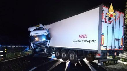 Scontro sull'A2, Tir impatta contro il guardrail. Conducente sbalzato fuori dalla cabina 54 IMG 20181204 WA0001