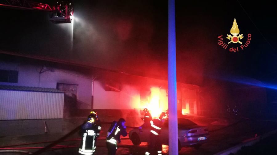 Incendio capannone viale emilia a Catanzaro