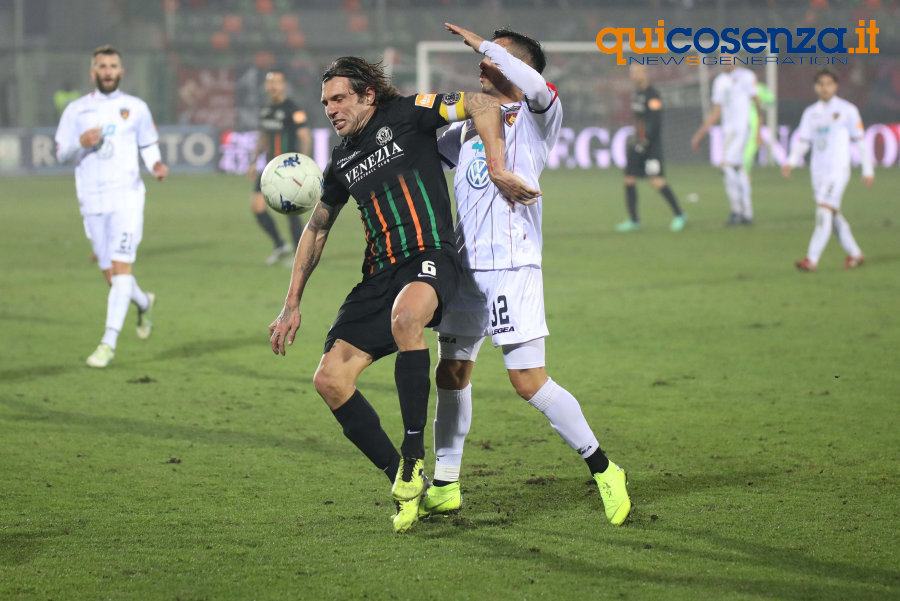 Cosenza è un Natale dolcissimo. I rossoblu passano Venezia con il goal di D'Orazio 54 Venezia Cosenza09