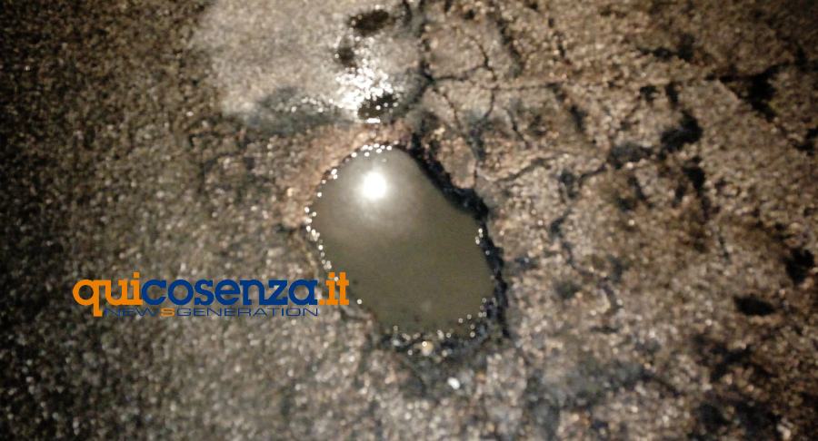 Incidente e auto in fiamme, coinvolta una donna incinta. E l'ambulanza finisce in una buca (FOTO) 60 buca 01
