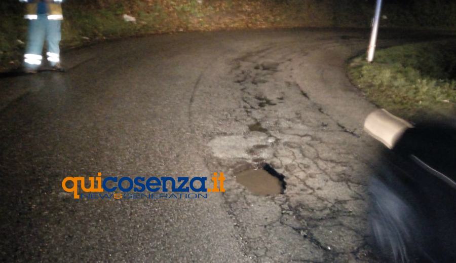 Incidente e auto in fiamme, coinvolta una donna incinta. E l'ambulanza finisce in una buca (FOTO) 59 buca misericordia blocco soccorso 01