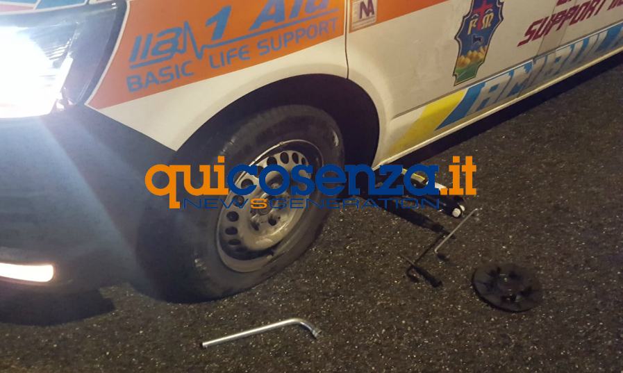 Incidente e auto in fiamme, coinvolta una donna incinta. E l'ambulanza finisce in una buca (FOTO) 58 buca misericordia blocco soccorso 02