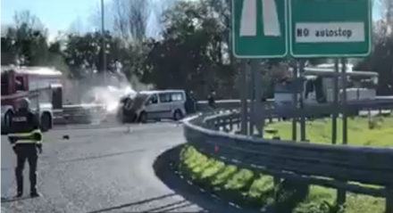 FOTONOTIZIA - Furgone in fiamme nei pressi dello svincolo autostradale di Cosenza Nord 54 fiamme2a2