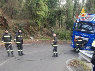 Autoarticolato blocca la provinciale 72: trasporta azoto liquido 57 3fbdc66c dbf0 49d7 97e2 49b8db75eb02