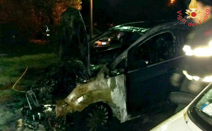 Auto in fiamme nella notte in un cortile privato, paura tra i condomini 54 auto fiamme lamezia 01
