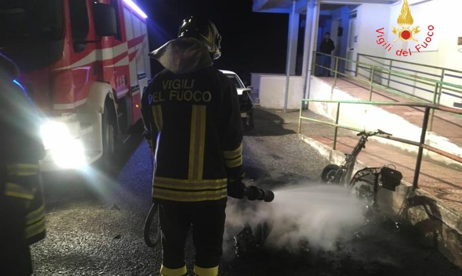 incendio scooter e auto simeri crichi 01
