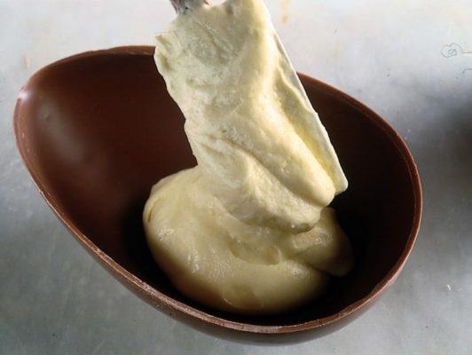 Tiramisù all’arancia nell’uovo di Pasqua, porta in tavola una vera sfiziosità 54 uovo farcito con mousse di cioccolato bianco foto 725x545