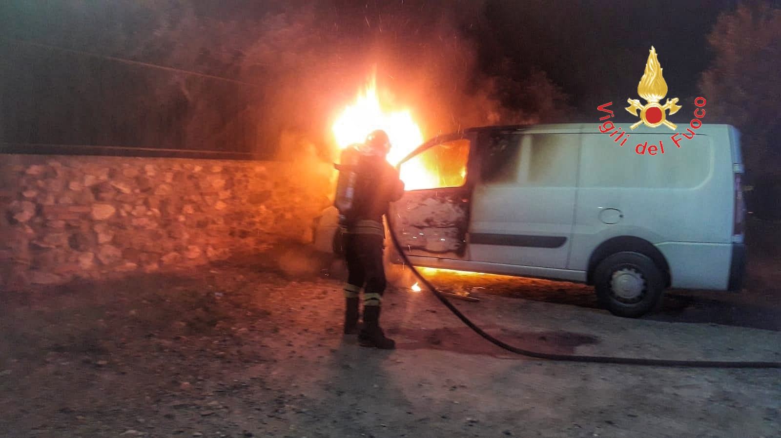 Incendio furgone ditta, sospetta matrice dolosa 63 2119e956 3b82 4738 8d16 d83e0dfaf8dd