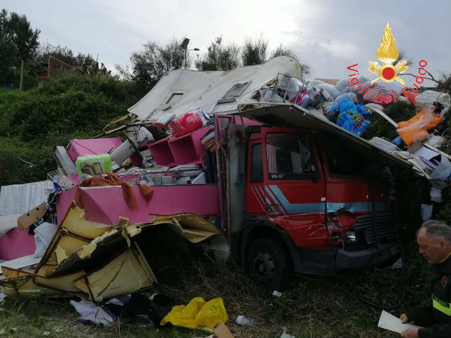 Incidente stradale, si ribalta autocarro 54 autocarro abbigliamento si ribalta