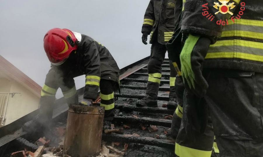 vigili del fuoco incendio tetto abitazione